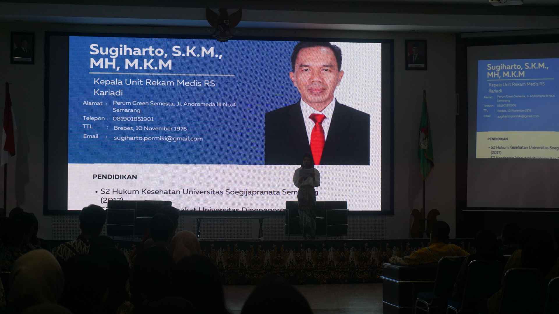 Pembacaan CV pemateri kedua oleh Moderator 